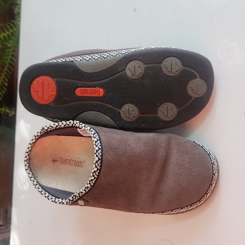 FOAMTRENDS Slip-on shoes.